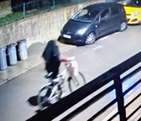 Мъж влезе в чужда къща във Враца като у дома си, открадна колело от двора /снимки+видео/