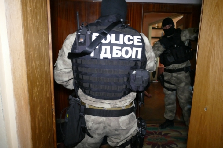 Служители на Пътна полиция във Велико Търново установиха трима мъже