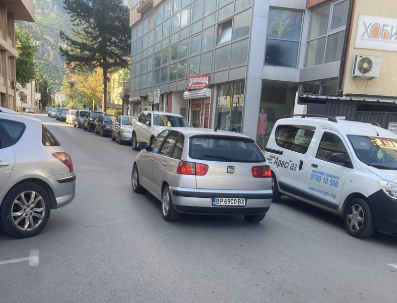 Заблуден шофьор подкара колата си в насрещното във Враца научи