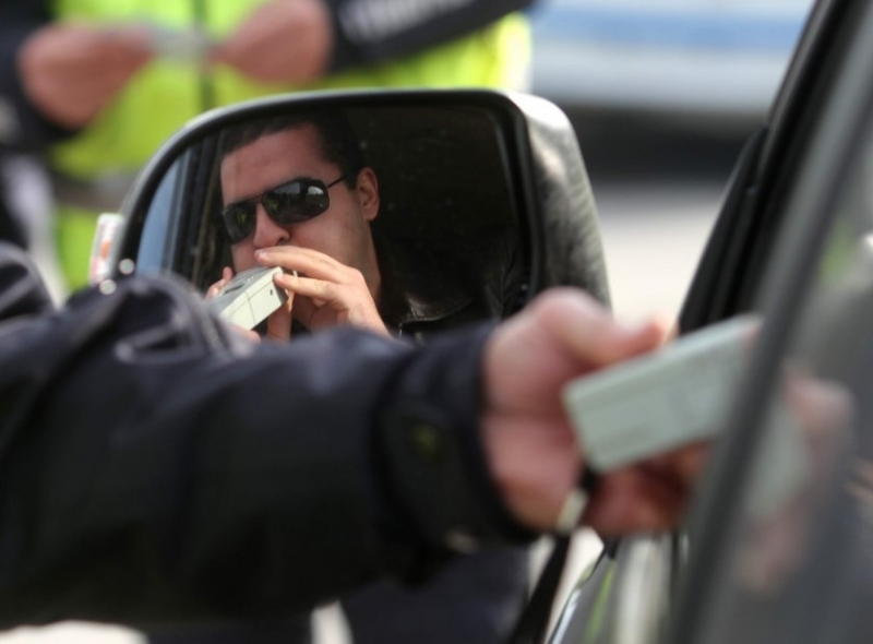 Полицейски служители са заловили пиян шофьор зад волана информираха от