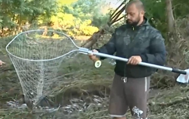 Стотици хора пълнят кофи чували и багажници на коли с