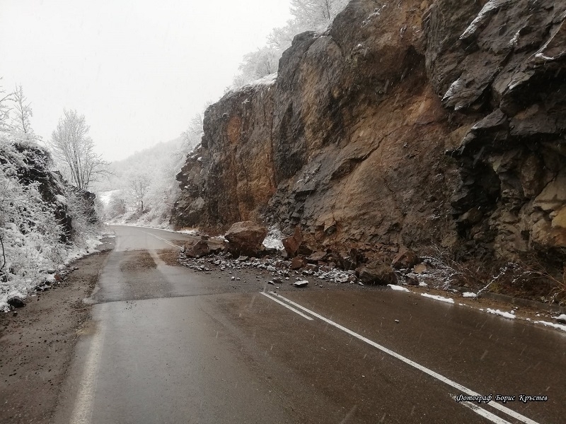 Паднали скали затрудняват движението през Искърското дефиле става ясно от снимки публикувани