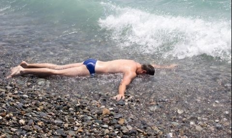 Тяло на мъж изплува на централния плаж във Варна Било