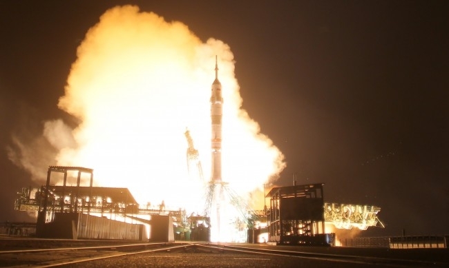 В момента на ниска околоземна орбита се намират рекорднен брой