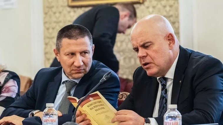 Експерт: Сарафов и Гешев чакат своите патрони да им дръпнат конците зад кадър