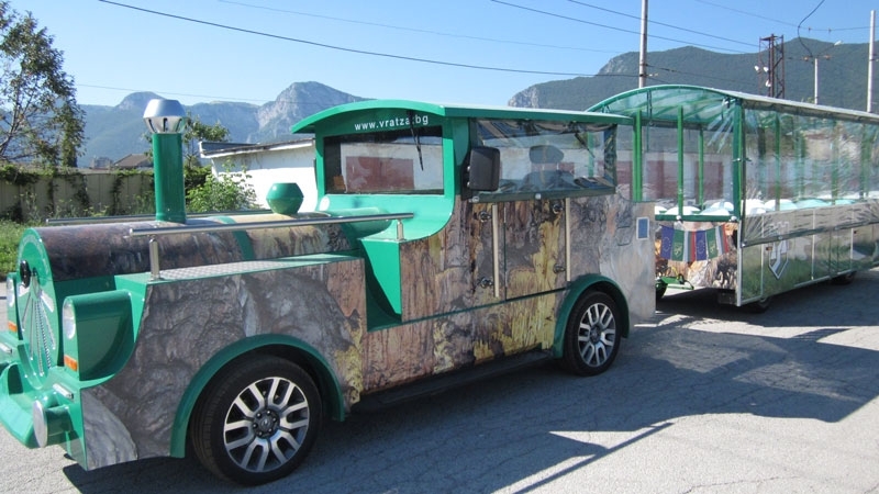 Младежи ГЕРБ Враца организират романтична обиколка на града с атракционно влакче