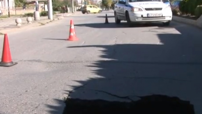 Колата на мъж от Казанлък пропадна в близо триметрова дупка