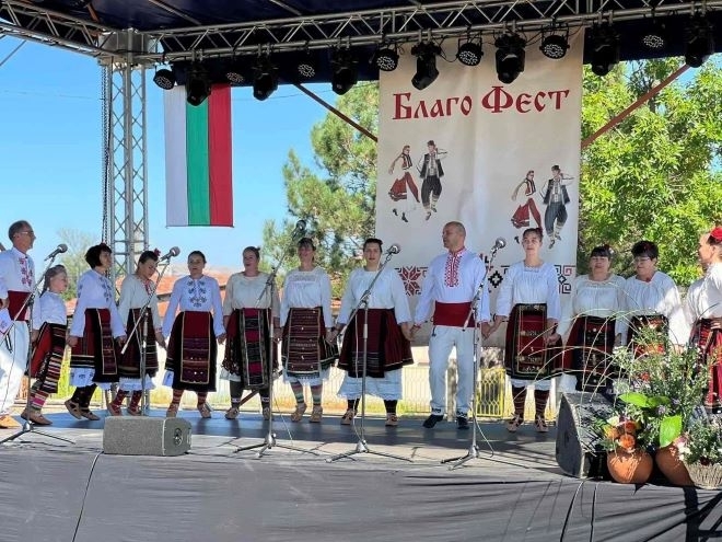 Танцови и певчески състави от 19 населени места участваха във фестивал в монтанското село Благово /снимки/