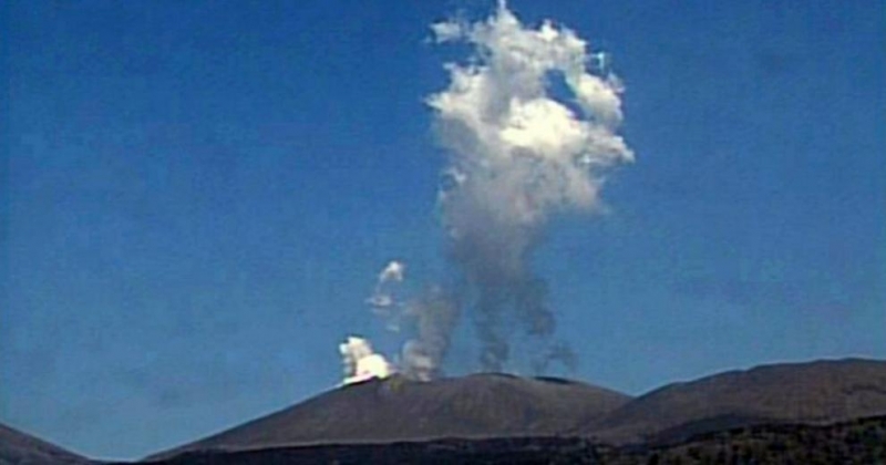 Вулканът Йо Яма изригна в Япония и принуди властите да