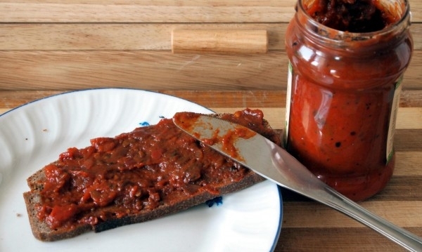 Лютеницата която се предлага в яслите детските градини училищните столове