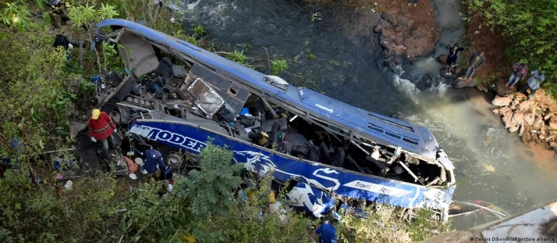 Най малко 15 души са загинали след като автобус е паднал