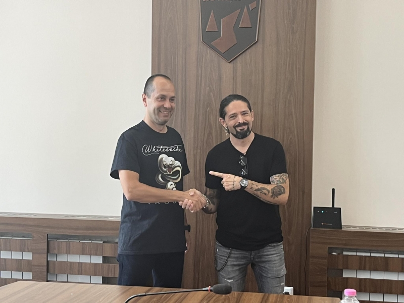 Рок феновете тръпнат в очакване! Рони Ромеро вече е във Враца