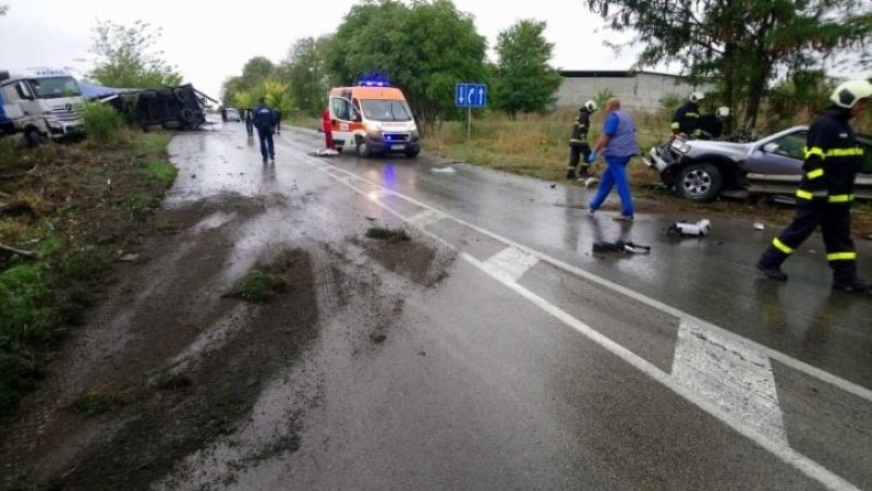Двама загинаха при тежка катастрофа между Разград и Русе, пътят е затворен /снимки/