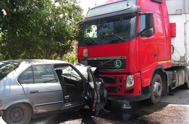 ТИР и кола се помляха на Е 79 в Монтанско съобщиха