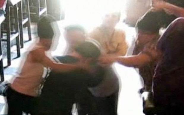 Пияни хулигани скандализираха култов бар в Приморско замеряйки клиентите с