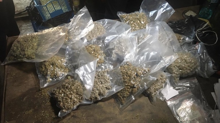 Служители на реда са намерили незаконен тютюн и канабис в