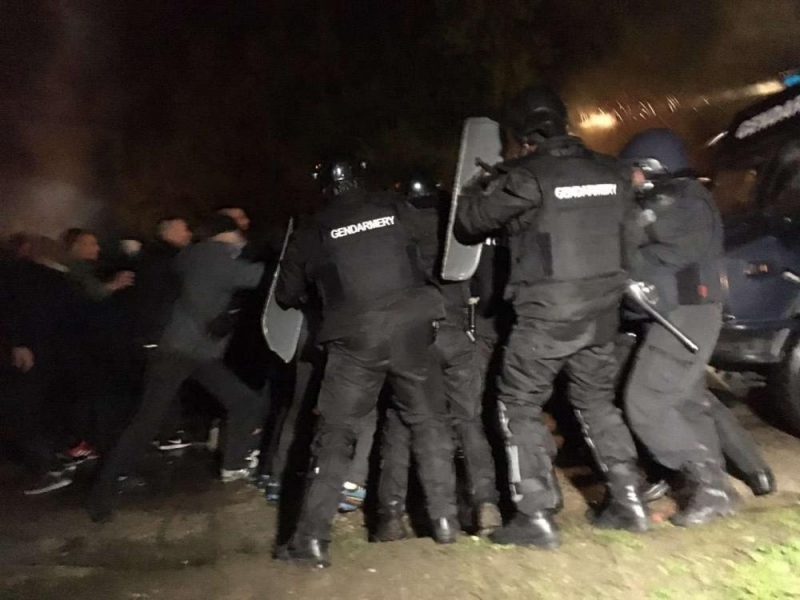 Напрежението в Габрово ескалира с настъпването на нощта. Мирният протест