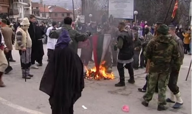 Полицията установява самоличността на лицето запалило знамето на Република България