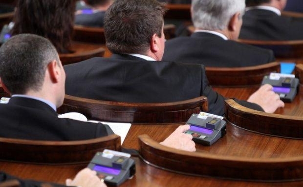 Парламентът прие на първо гласуване промени в Закона за семейните