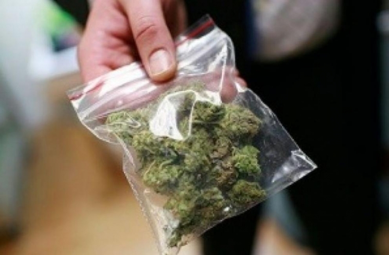 Младеж е бил хванат с трева съобщиха от полицията във