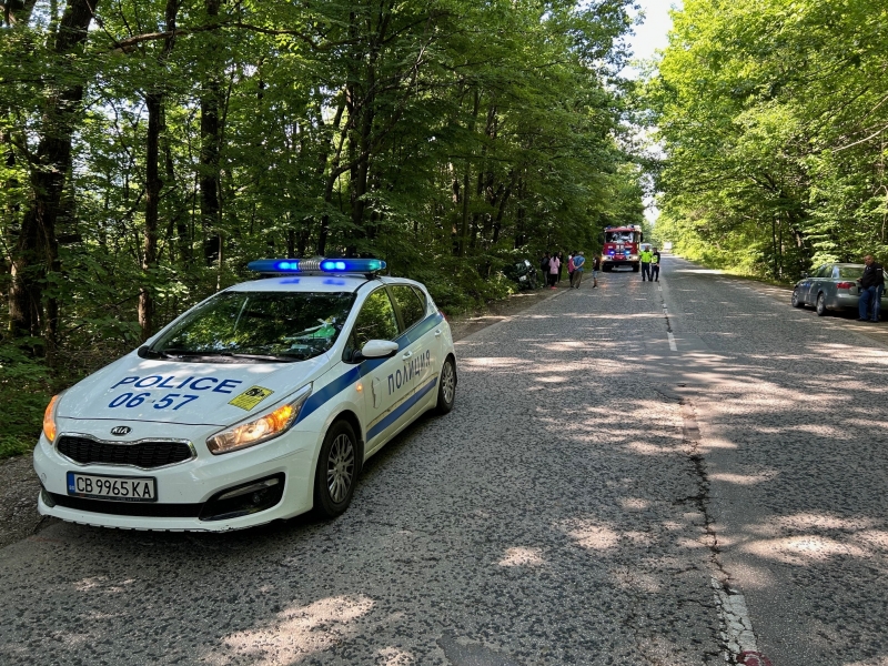 Катастрофа между ТИР и кола затруднява движението по пътя от