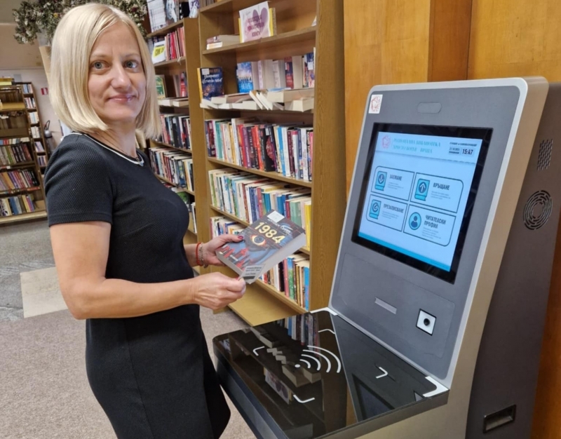Читатели на библиотеката във Враца с нови карти и система за самообслужване /снимки/