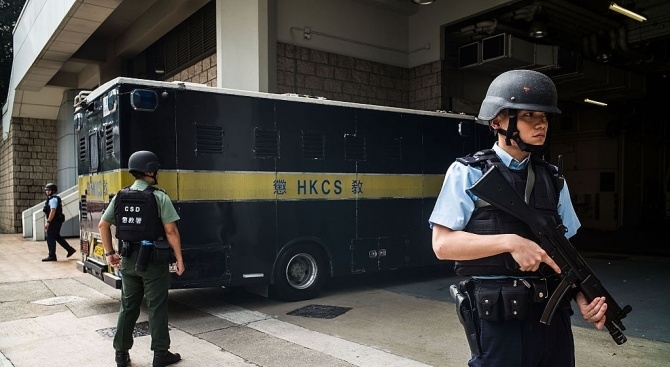 Най малко петима души са убити а 21 са ранени когато