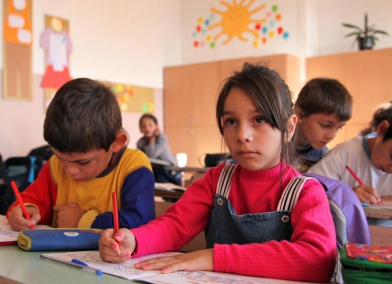 Въпреки усилията на правителството по връщане на отпадналите ученици и