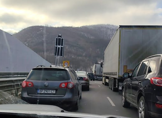 Аварирал бус блокира движението в едната посока по скоростния път