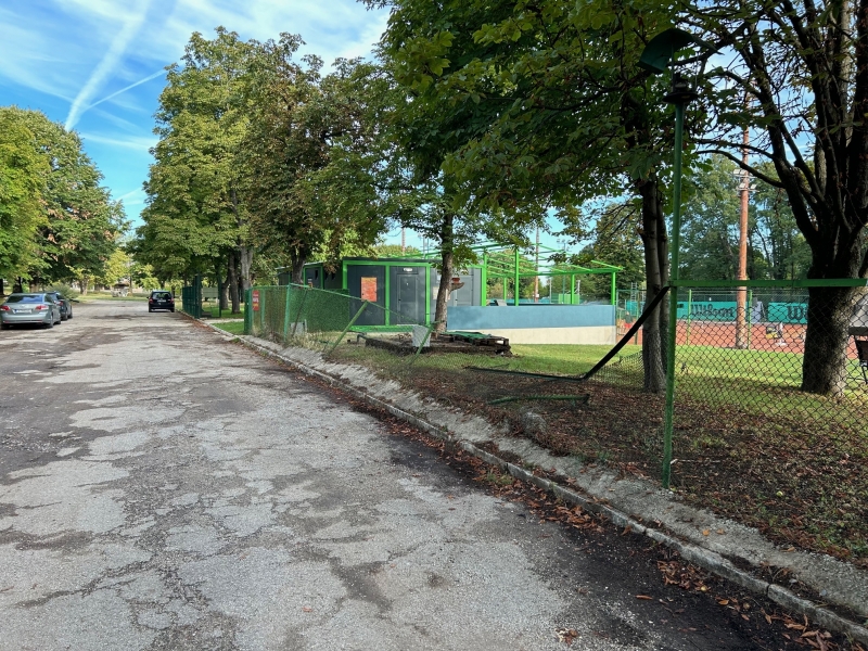 Кола се вряза в оградата на тенис кортовете във Враца