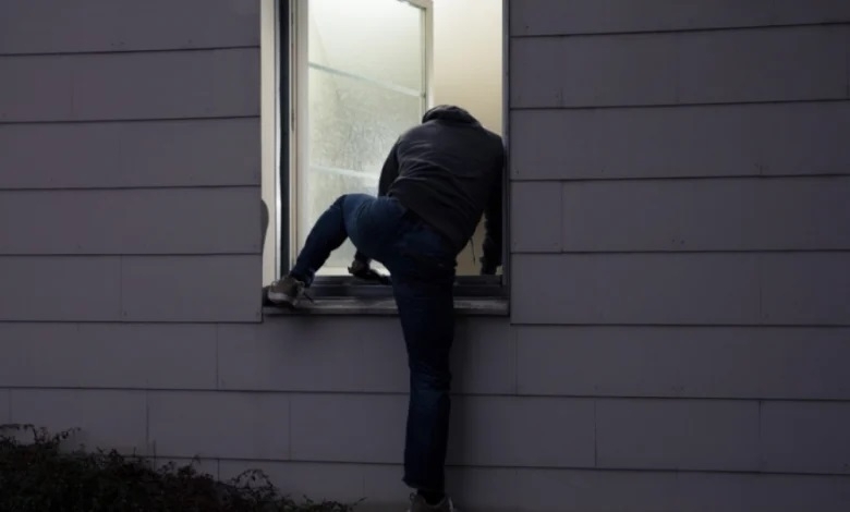 Крадец обра къща във врачанското село Крушовица, съобщиха от полицията. 
Вчера
