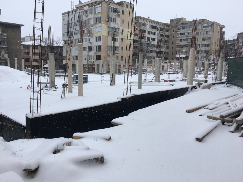 Възелът около изоставената спортна зала в двора на училище Христо