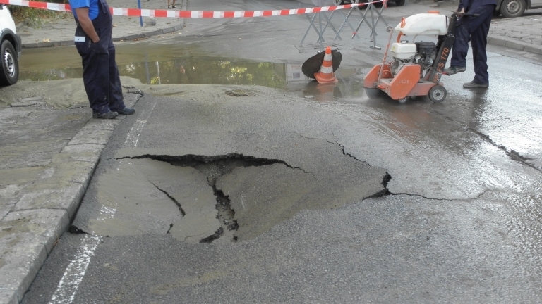 Спукан водопровод наводни един от основните булеварди в Русе Аварията