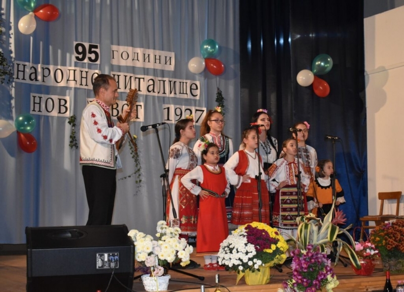 Певческа група Пъстренец Jr спечели овации в празничния концерт посветен