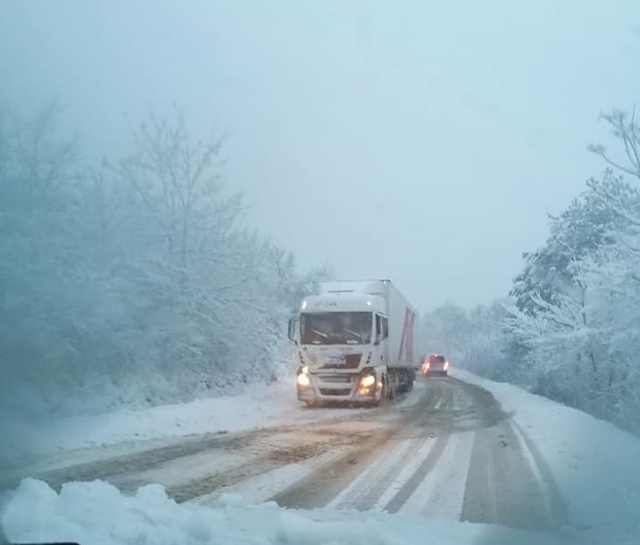 Обилният сняг и закъсали ТИР ове затрудняват движението по главен път