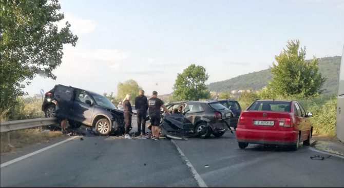 Трима души пострадаха при челен сблъсък на два леки автомобила