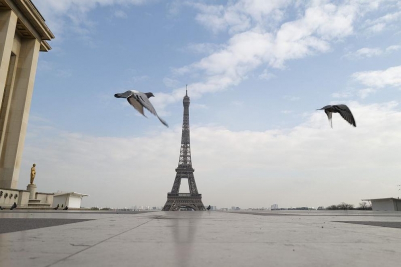 Париж ще затвори напълно всички барове от утре след като