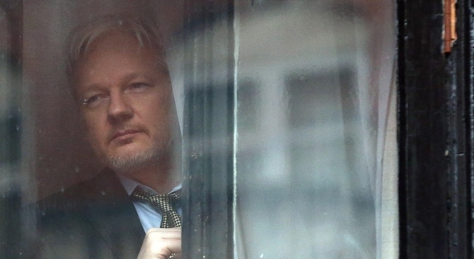 Основателят на WikiLeaks Джулиан Асандж е бил измъчван, написа британският