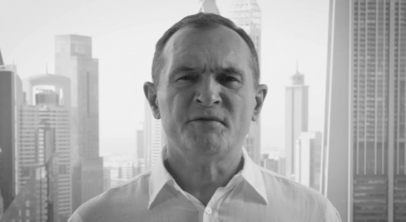 Хазартният бос Васил Божков който се укрива в Дубай поднесе