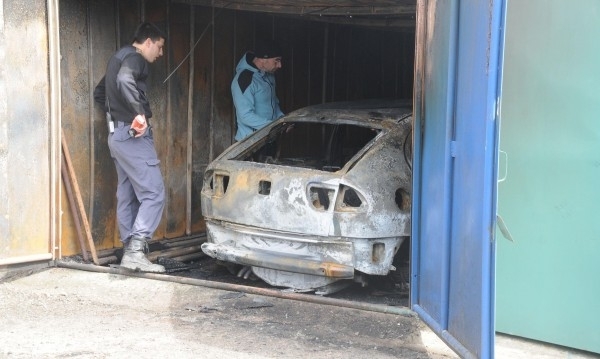Кола е горяла посред бял ден вчера във Видинско, съобщиха