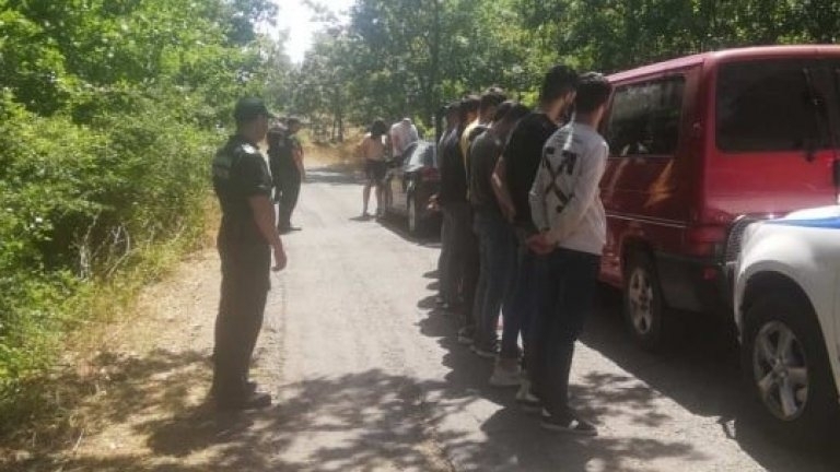 Осем мигранти са задържани след специализирана полицейска операция на българо турската граница