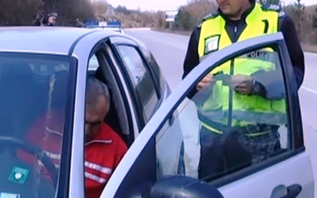 Спипаха мъж без книжка зад волана на кола във Врачанско
