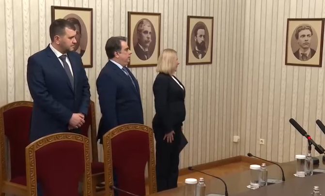 Президентът Румен Радев връчи втория проучвателен мандат на втората по