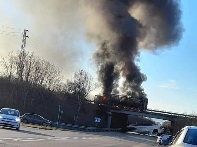 Малко преди 8 часа тази сутрин на магистрала Хемус товарен