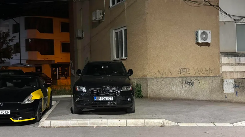 Арабин в пустиня! Тарикат заряза "Ауди"-то си на тротоар във Враца, не остана незабелязан /снимки/