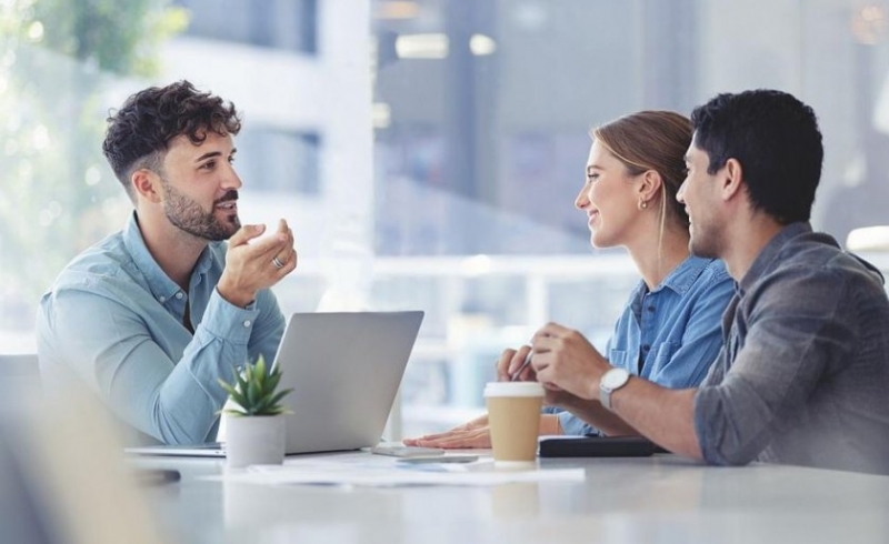 През 2023 г действителното седмично работно време за хората на