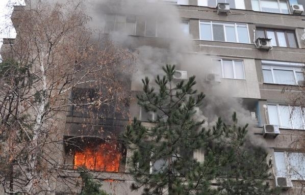 За огнения инцидент в столичен квартал съобщиха очевидци за БЛИЦ