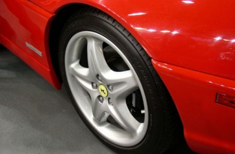 Камерите на пътните полицаи заснеха водач на Ферари със скорост