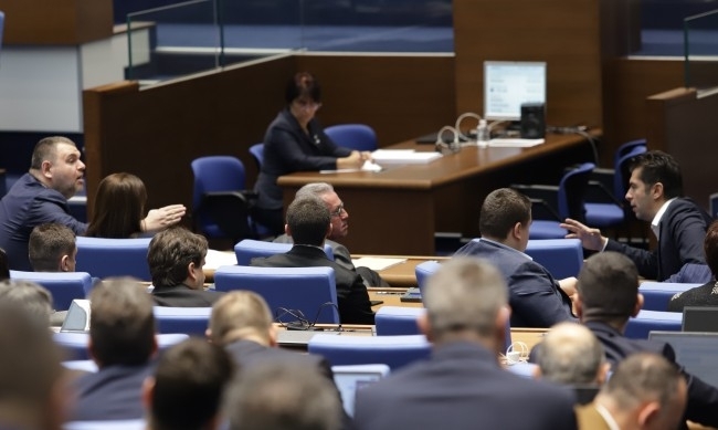 Напрежение и в Народното събрание Ненадейната оставка на главния секретар