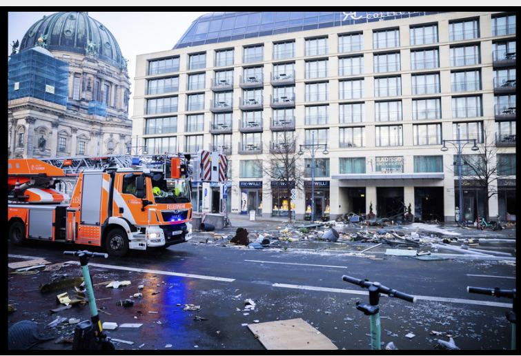 Най големият цилиндричен аквариум в света се пръсна в хотел в